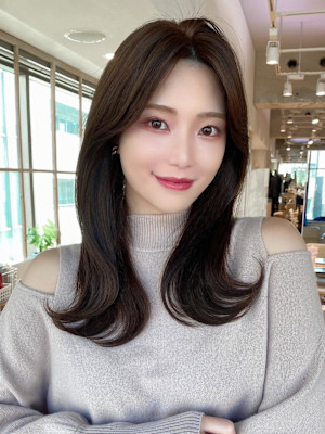 暗髪でも出せるこなれ感フェイスレイヤー×ナチュラルセミロング