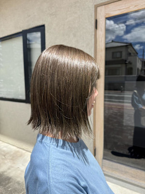 オリーブベージュ