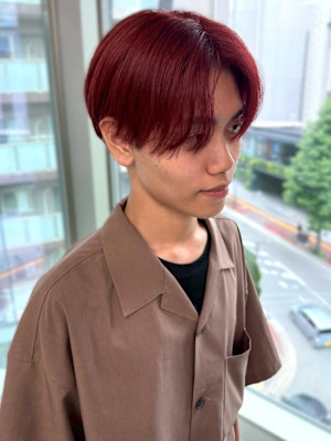 レッドカラー マッシュヘア センターパート ブリーチ 20代