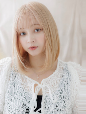 外国人風ホワイトブロンド切りっぱなしボブディ　姫カットレイヤ