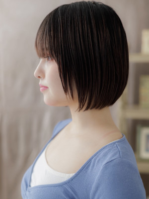 ダークアッシュ小顔切りっぱなしミニボブ　フェザーショート