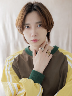 センターパートウルフマッシュショート　ニュアンスデザイン