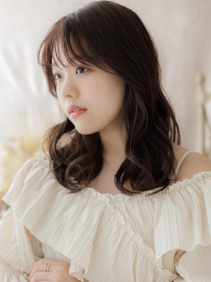 ゆるふわくびれカール大人ガーリーミディ　くすみベージュ