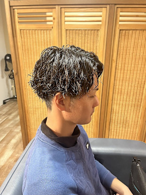 メンズパーマツイストスパイラルセンターパートマッシュ