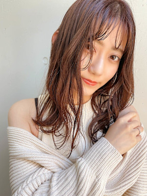 やわらかい揺れ髪に、ほんのり赤みをおさえた透明感ベージュ