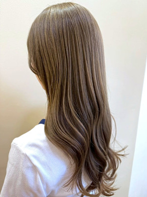 髪質改善カラー ダメージレス ミルクティーアッシュ ロング