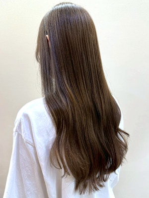 ロングヘア 明るめベージュ ブリーチなしカラー ゆる巻き