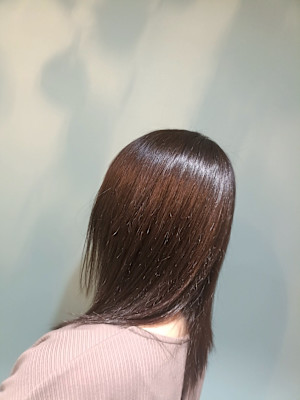 光を綺麗に反射するツヤのある長めのボブスタイル