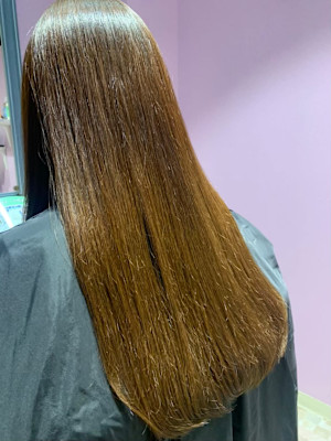 ストレートパーマで柔らかな質感を。 