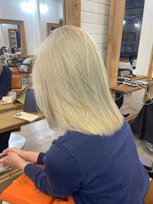 丸型卵形韓国顔まわりエアリーロング美髪ブロンドハイトーン