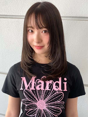 オリーブベージュ 透明感カラー レイヤーカット 20代