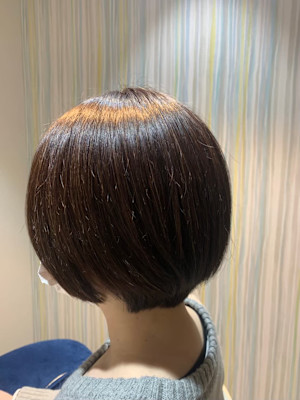 前髪なしのレイヤーボブスタイルで大人の色気