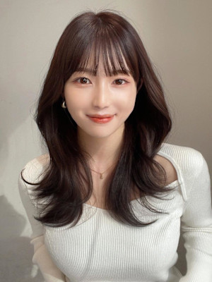 暗髪でも出せるこなれ感フェイスレイヤー×ナチュラルセミロング