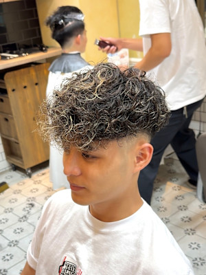 スペインカール　ハイライト　海外風　メンズパーマ　フェード