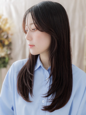 顔回りレイヤーカット小顔ストレートロング　ナチュラルブラウン