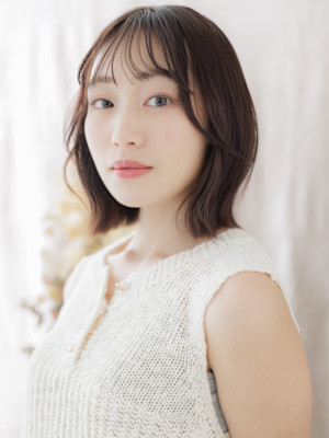 顔回りレイヤーカット小顔くびれミディアム　ハッシュボブ