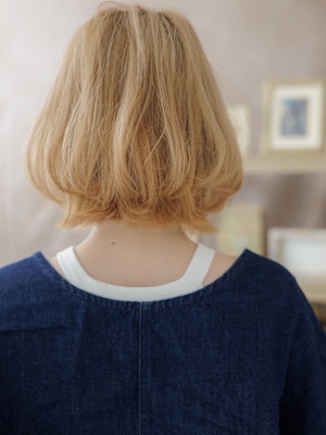 ブリーチオンカラーニュアンスパーマボブディ　パールベージュ