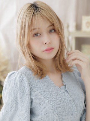 フレンチカジュアル外ハネカールくびレイヤー　アッシュブロンド