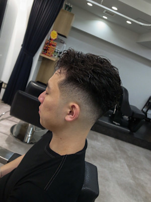 バーバーミドルスキンフェードアイロンパーマ/渋谷