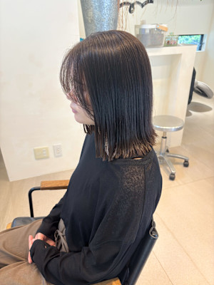 顔周りカットで大人っぽいミディアムボブ