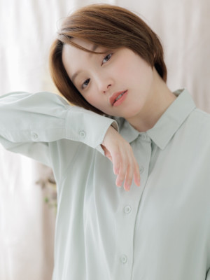 センターパート小顔ショートカットレイヤー　パールベージュ