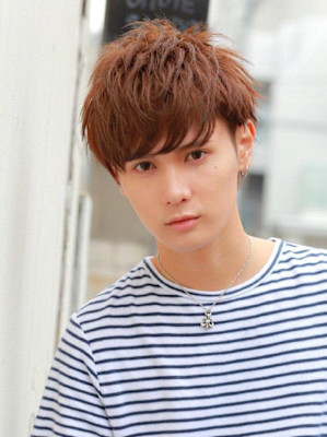 耳かけショート好印象ツーブロックあり