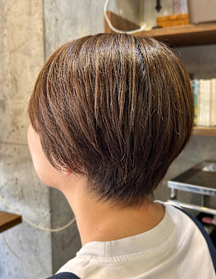 ナチュラルショート×ベージュハイライト