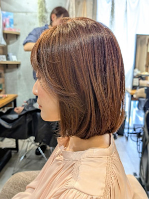 大人の上品さ引き立つ内巻きボブ