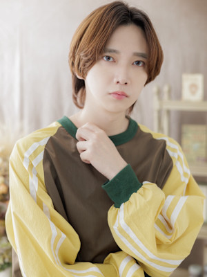 センターパートウルフマッシュショート　ニュアンスサーフ