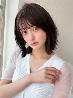 シースルーぱっつん前髪で結んでかわいいフェイスレイヤー