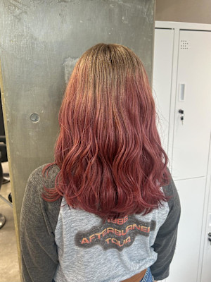 ベージュ×柔らかレッドのルーツカラー