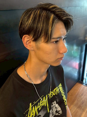 センターパート マッシュ ツーブロック 金髪ハイライト