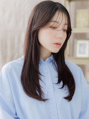 顔回りレイヤーカット小顔ストレートロング　チャコールグレー