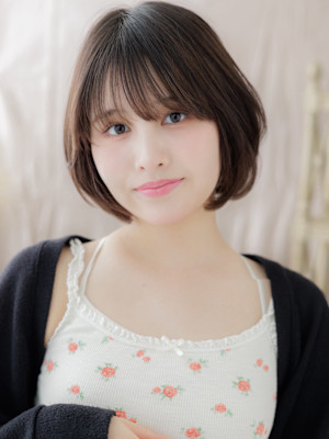 斜めバング暗髪ひし形小顔丸みショートボブ　ナチュラルブラウン