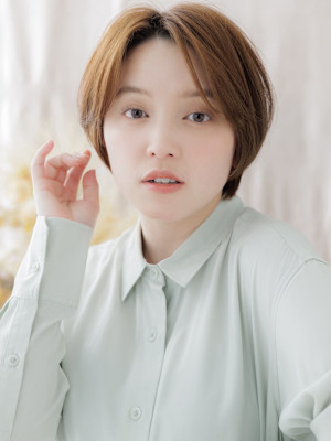 センターパート小顔ショートカットレイヤー　ナチュラルブラウン