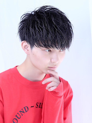 黒髪ツーブロ刈り上げ無造作マッシュ