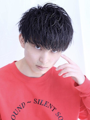 黒髪ツーブロ刈り上げ無造作マッシュ