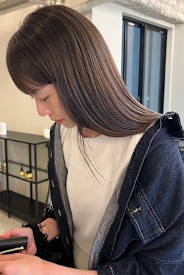 「動くたび、透けて揺れる。大人の透明感ロングカラー」