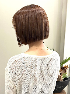 「軽さも、こなれ感も。透明感カラーで魅せるボブ。」