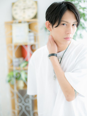 センターパートのワイルド！黒髪マッシュ