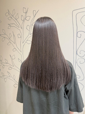 やわらかく自然にまとまる、ダメージレスな艶ストレート