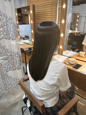 顔周りにレイヤーで小顔効果に。