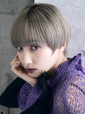 ハイトーンホワイトブロンドのモードコンパクトマッシュショート