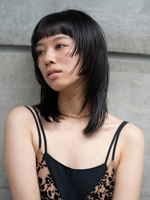 ステップカットとハイレイヤーでおしゃれモードな黒髪ミディアム