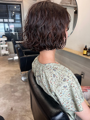 ただのボブじゃ物足りない。パーマで動きと遊び心をプラスして。