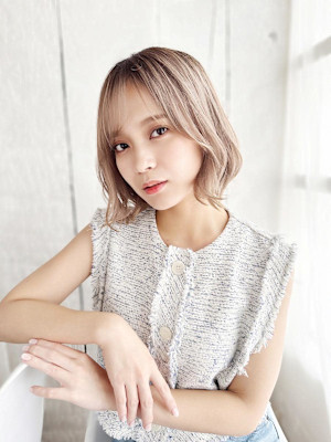 ハイトーンベージュのくびれボブスタイル