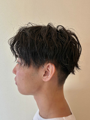 センターパート×縦落ちウェーブパーマ