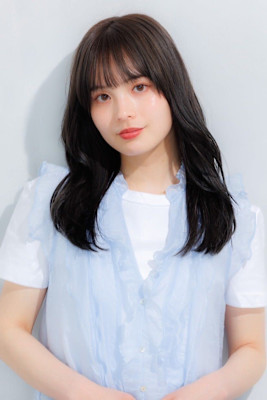 レイヤーを活かしたナチュラルくびれスタイル