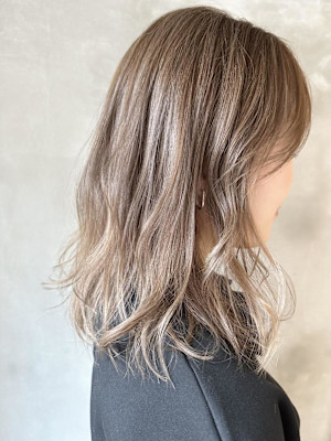 ミディアム・毛先ブリーチ・ブルーパール