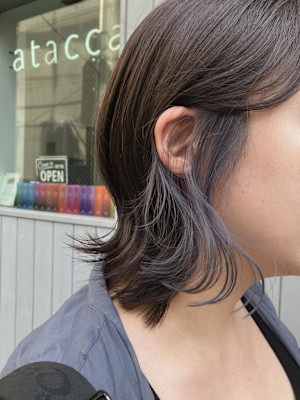 ミディアム　ぷつんと外ハネ　インナーカラー　ツヤカラー